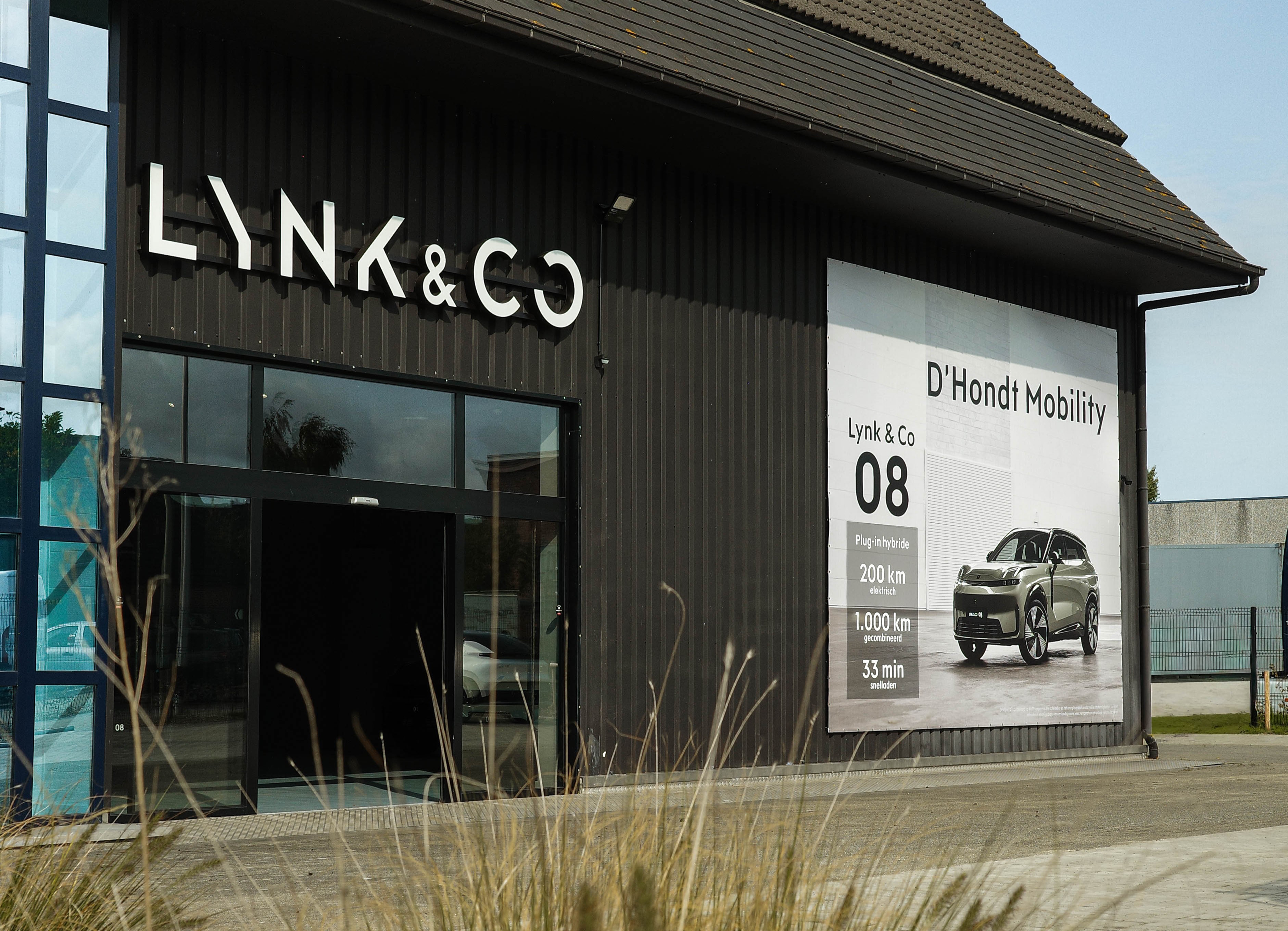 persoon die in de koffer ligt van een lynk & co auto