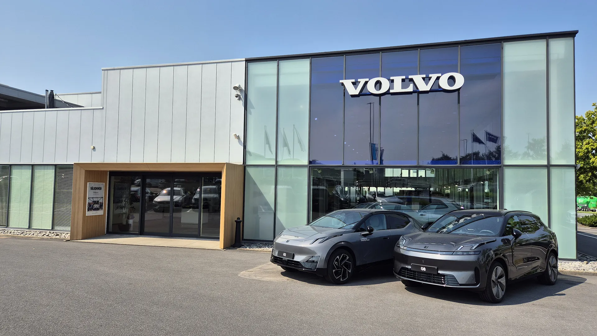 persoon die in de koffer ligt van een Lynk & Co auto