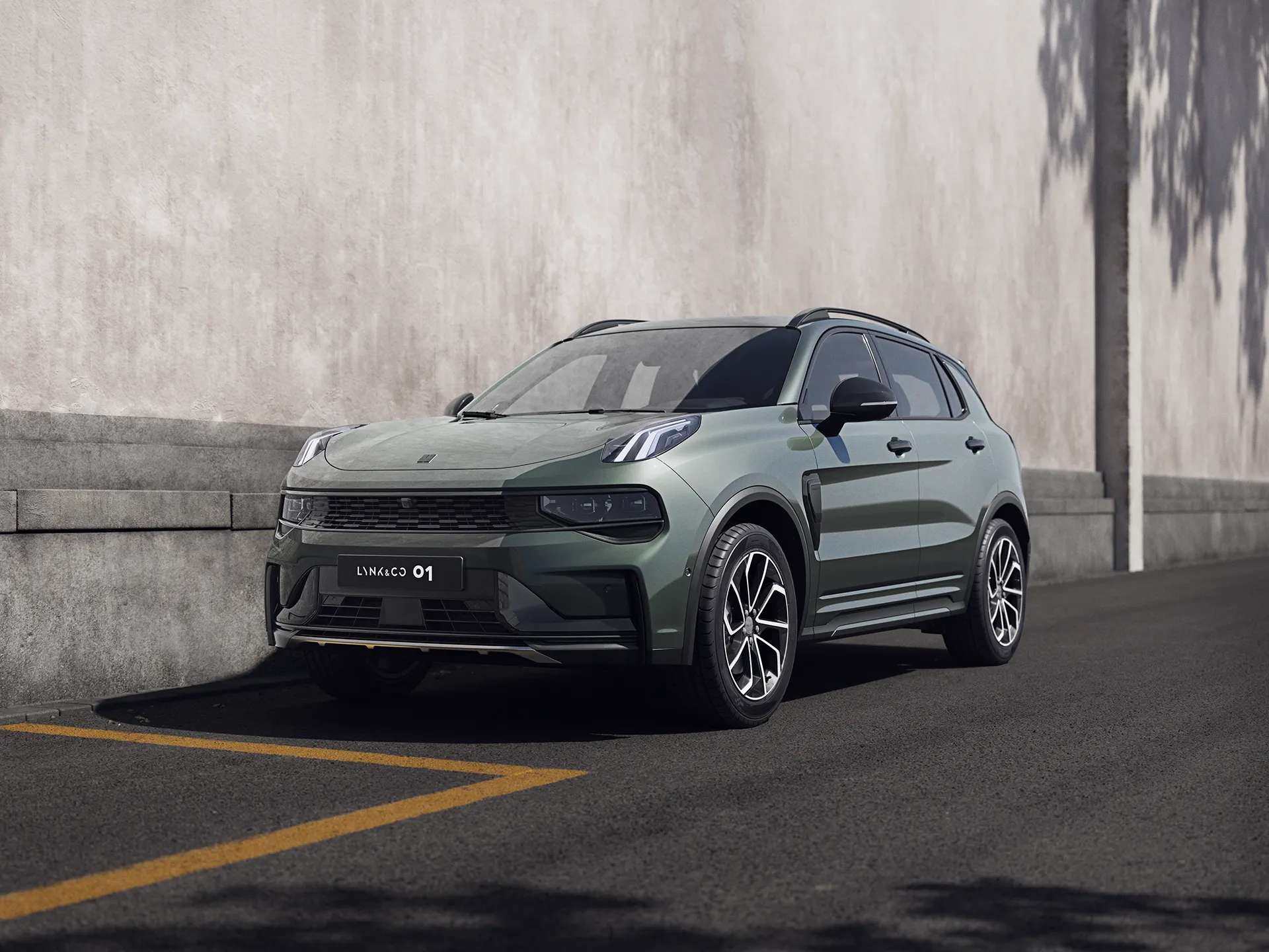 persoon die in de koffer ligt van een lynk & co auto