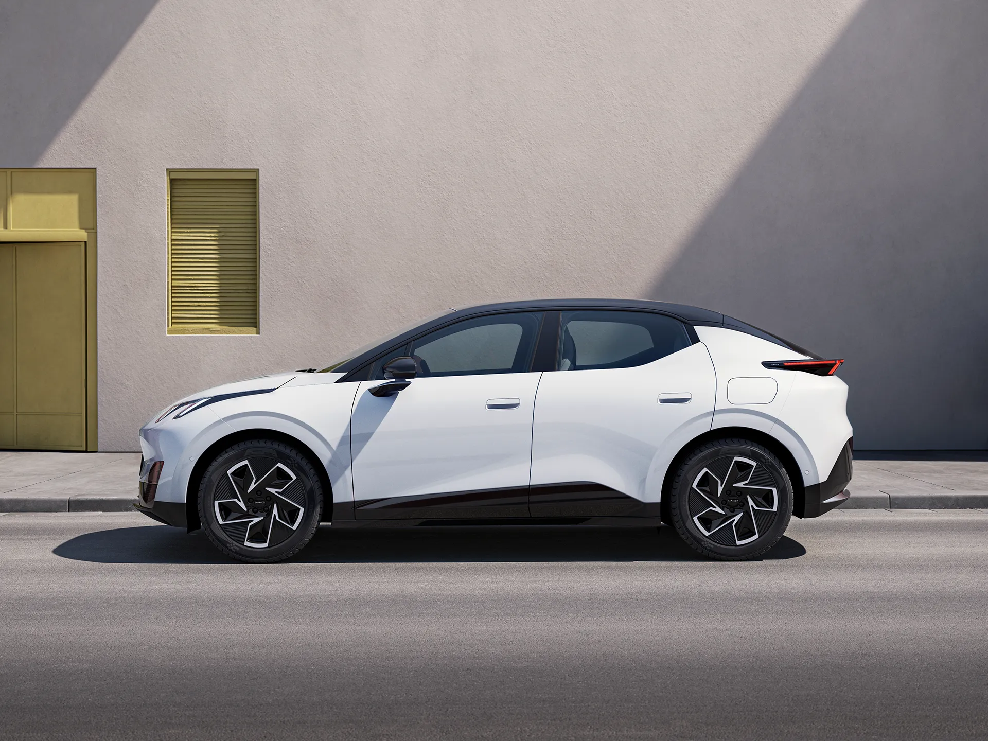 persoon die in de koffer ligt van een lynk & co auto