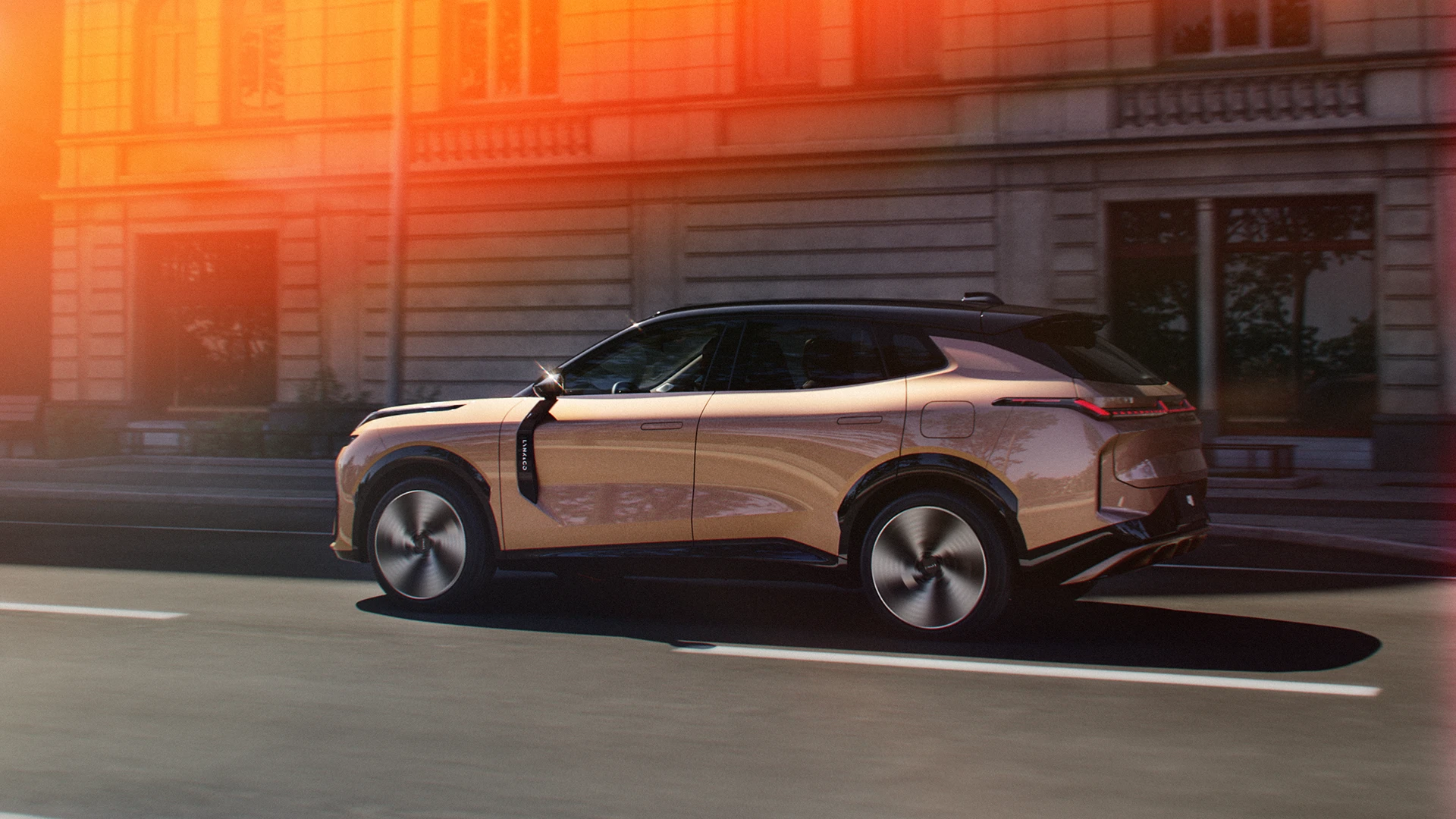 persoon die in de koffer ligt van een lynk & co auto
